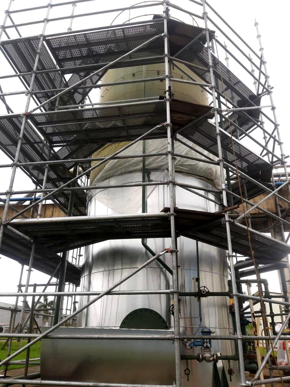 Obra industrial da VT com revestimento metálico